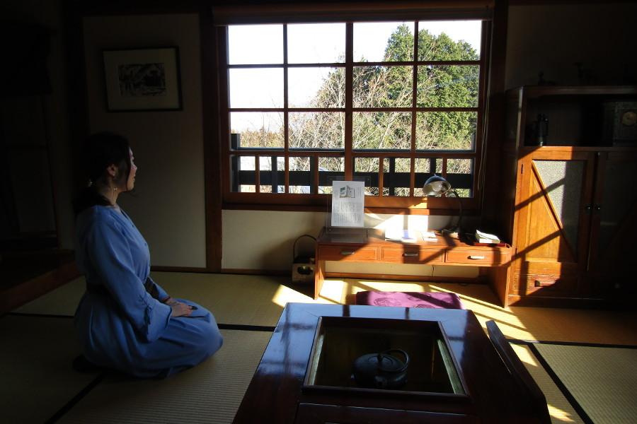 鳥越エリアを後に車で15分。「ゆふいん文学の森」で文学の世界に浸りましょう。作家・太宰治が暮らしていた東京のアパート「碧雲荘（へきうんそう）」を移築し、美術館やカフェとして利用した建物の中には、太宰治氏の部屋も再現されています