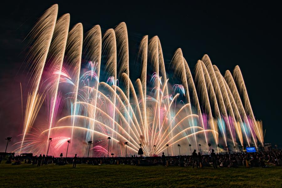 福岡の夜空を鮮やかに彩ります