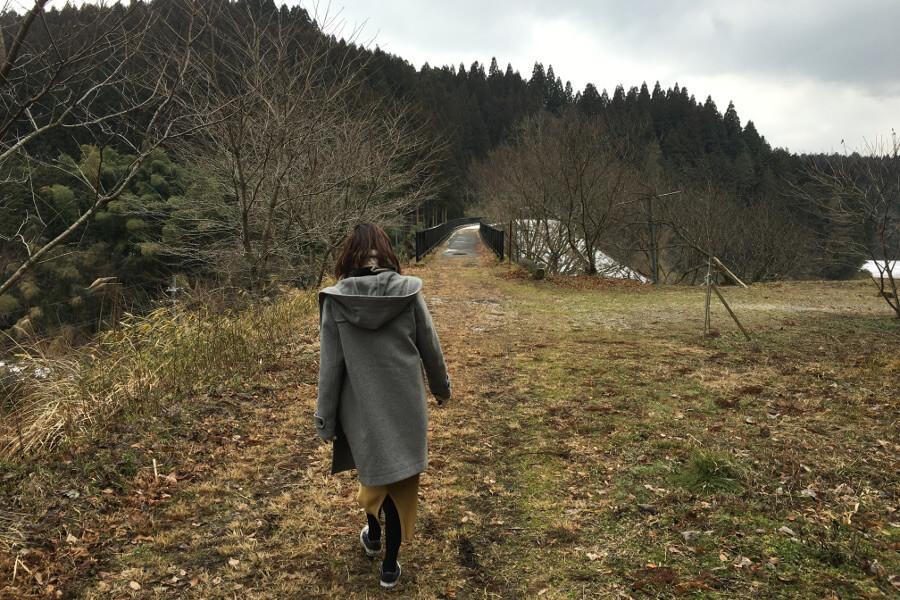 「竹筋橋」の上は歩けます。前方の旧肥後小国駅（現・ゆうステーション）と後方の旧北里駅（現・木魂館付近）の間は約4キロの遊歩道