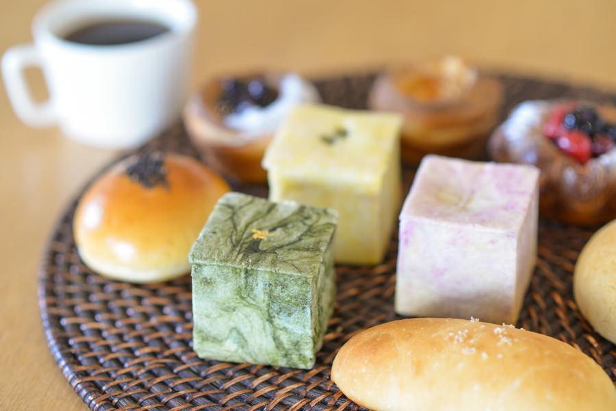 「霧の蔵ベーカリー」では生地に焼酎モロミを使用した自家製パンを販売しています。都城茶など地元素材を使ったキューブパンは若い女性からの支持も高く、旅のおやつとして購入する方も多いんだとか。お出かけの際は、ぜひ一度味わってみてくださいね