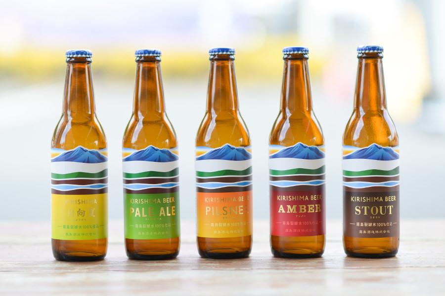 霧島裂罅水を100パーセント使用したクラフトビール「KIRISHIMA BEER」は、すっきりとした苦みが特徴のピルスナーや爽やかな甘みを感じる日向夏など、全5種を展開。手土産にちょうどいい5本入りセットも販売されていますよ