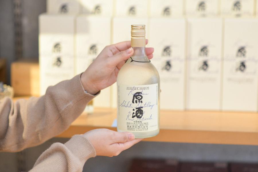 こちらは霧の蔵ブルワリー人気NO.1商品の「霧島 志比田工場原酒」。36度と高めの度数ですが、まろやかな口当たりの中に深い甘みとコクを感じられます。ストレートで飲むのがツウの楽しみ方