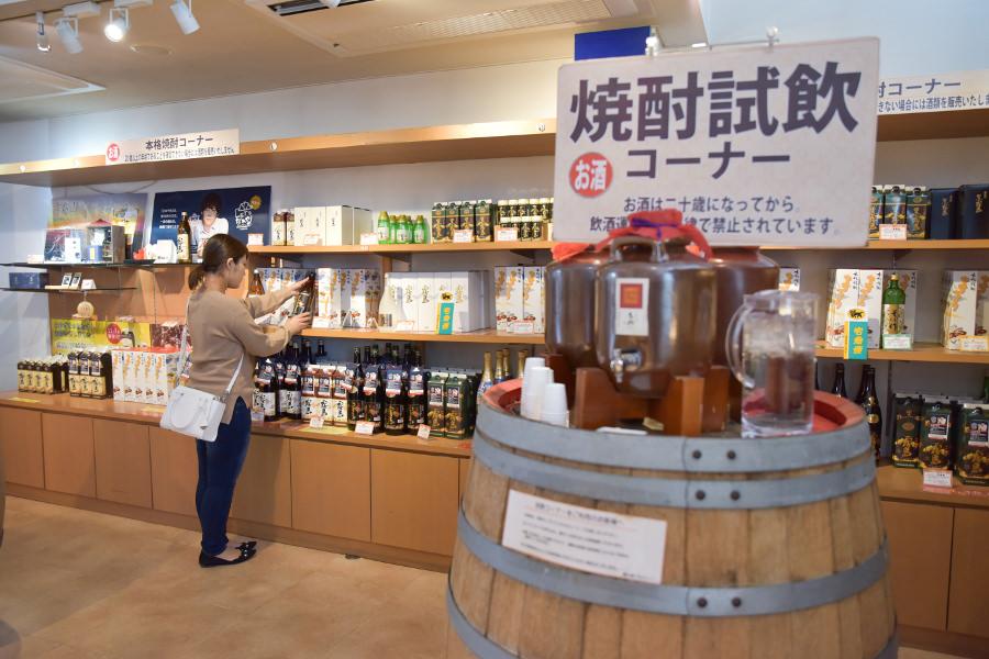 焼酎はもちろん、クラフトビールやオリジナルグッズなど、ここでしか手に入らない商品を取り揃えている「霧の蔵ブルワリーショップ」