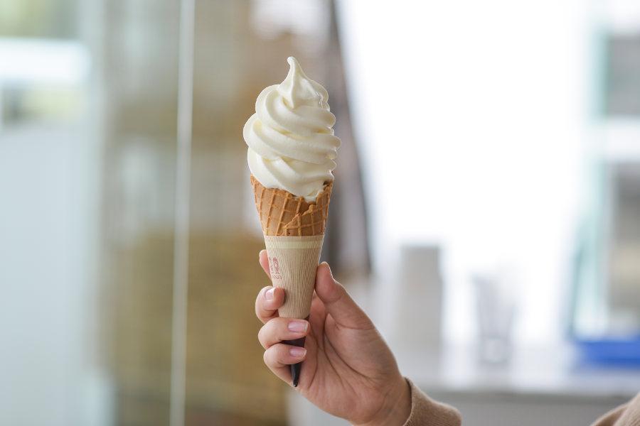 「焼酎ソフトクリーム」は食後のデザートにもおすすめ。宮崎県内の牧場から直送した濃厚なミルクとほのかな焼酎の香りがクセになりますよ※自転車等の車両を運転の方、未成年者、妊娠中や授乳期の方への提供は行っていません