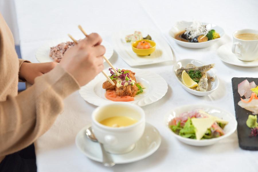 宮崎県産の牛や鶏、魚を使った「海の幸・山の幸セット 2700円（税込）」。どれから食べようか、ついつい迷ってしまいそう