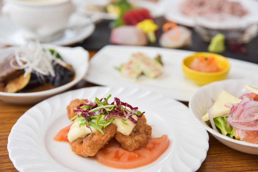 焼酎のルーツや歴史を学んだ後は、地元食材の料理が楽しめるレストランでランチタイム。宮崎の郷土料理チキン南蛮や宮崎県産牛のみそ煮込みなど、メニューも豊富です