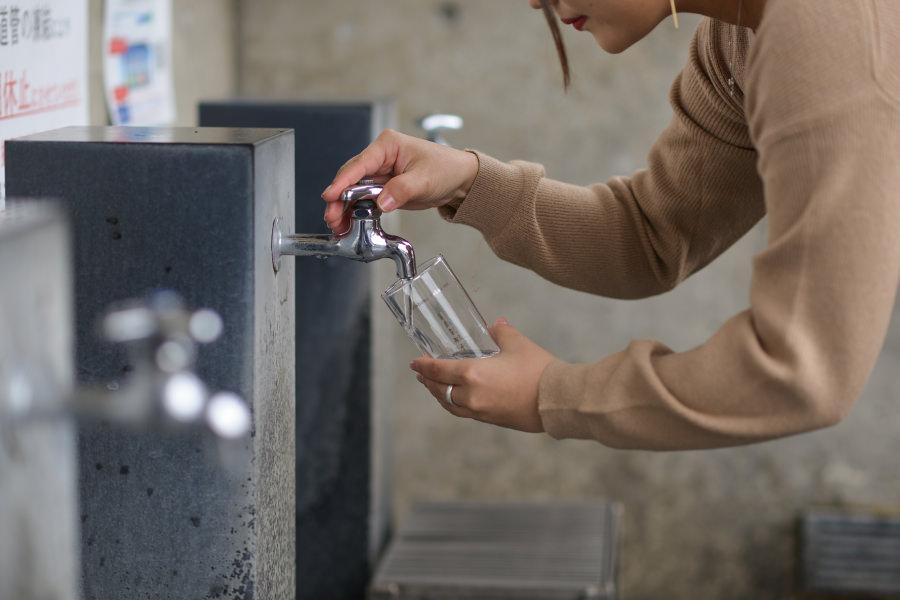 霧島酒造の本格焼酎は、宮崎県都城市の地下に蓄えられた貴重な天然水「霧島裂罅水（きりしまれっかすい）」が使用されています。適度なミネラル分を含み、口当たりもまろやか