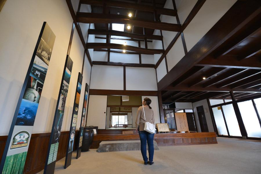 室内は大正時代にタイムスリップしたかのような、物懐かしい雰囲気が漂う室内。壁沿いに並んだ霧島酒造の社史を学んだり、入り口横の休憩スペースを利用したり。思い思いの見学スタイルを楽しめます