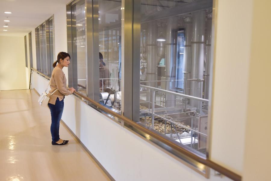 工場内では、米蒸しや一次仕込み、二次仕込み、蒸留までひと通りの工程を見学。なかなか見ることのできない貴重な体験を楽しみましょう