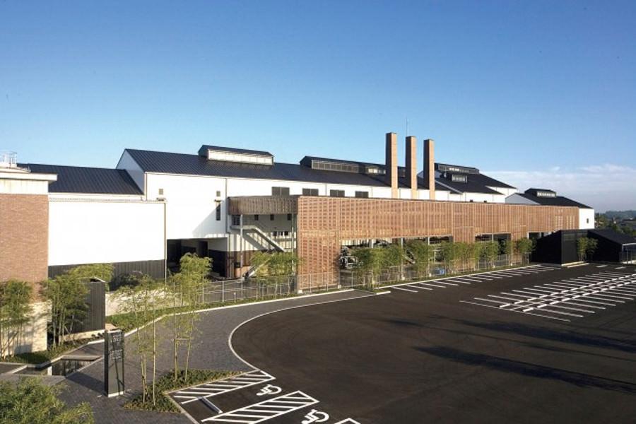 工場見学は、敷地面積16000平方メートルを誇る志比田（しびた）増設工場にて参加可能（要予約）。中へ進むにつれ、焼き芋のような甘い香りが広がります