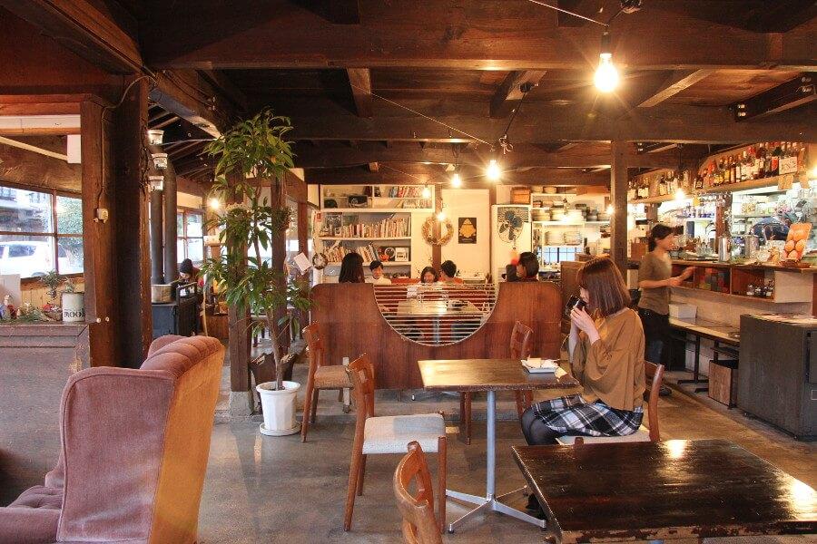 製陶所だった建物をリノベーションしたカフェ「monne legui mooks（モンネ・ルギ・ムック）」。レトロなインテリアが揃う店内では波佐見の素材を活かした料理やデザートを味わうことができます