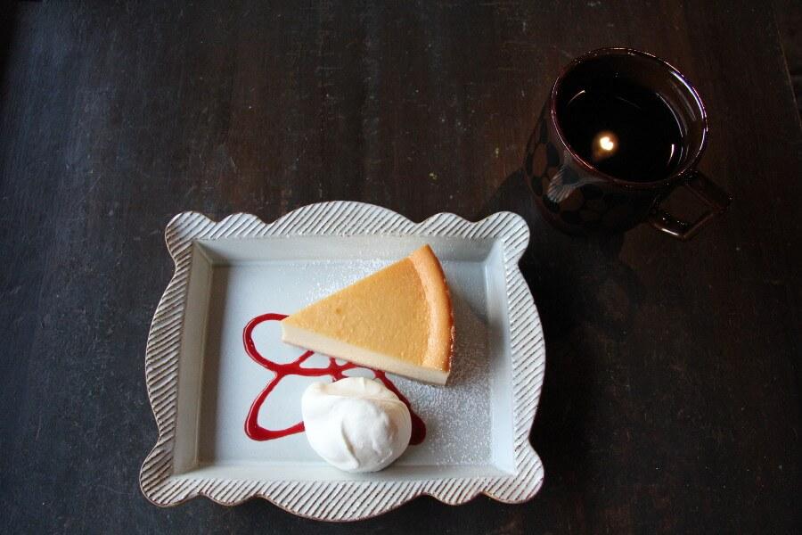 提供される器ももちろん波佐見焼。しっとり濃厚な「チーズケーキ」とコーヒーを味わいながら、一日の思い出話に花を咲かせましょう