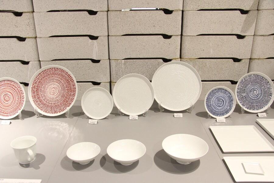 食卓が楽しくなるような器が勢ぞろい。大切なあの人へのプレゼントにいかがですか