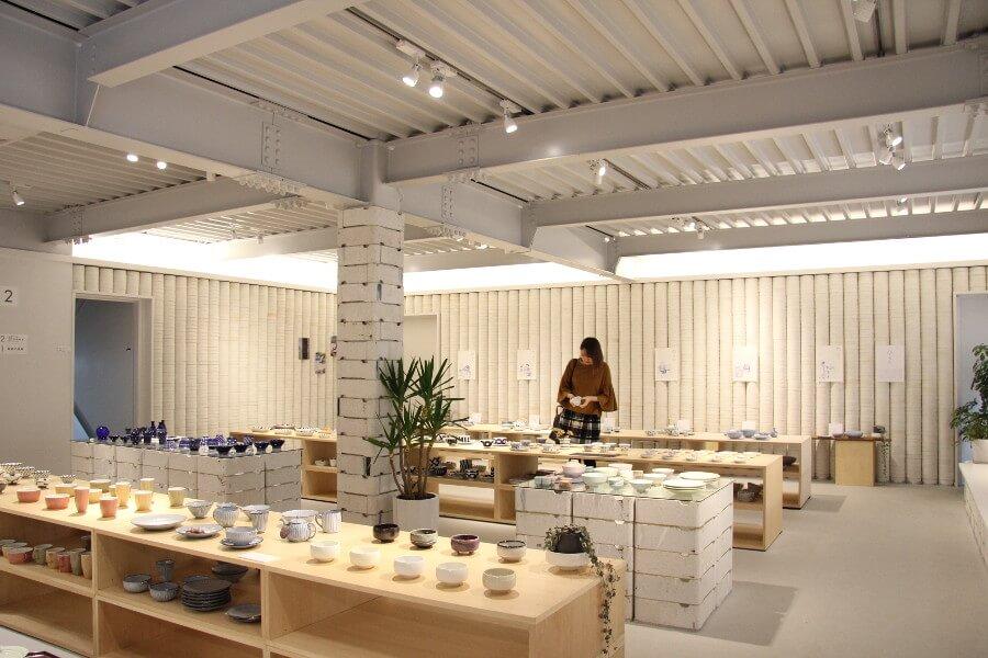 陶磁器で焼く際に使うサヤ（厘鉢）で構成されたギャラリーに目を引く「OYANE」。店内では西海陶器が取り扱う波佐見焼を展示しています