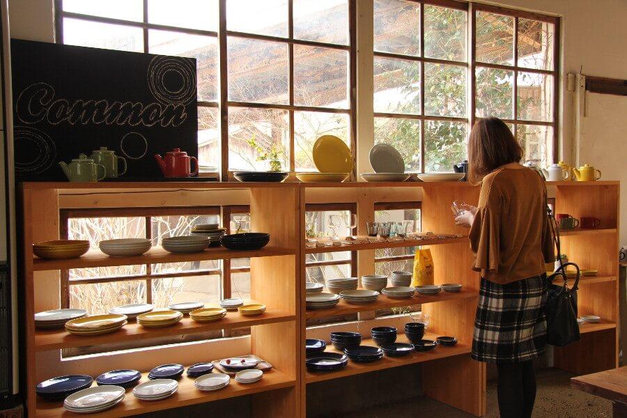 「南創庫」では手づくりならではの温かみを感じる器が展示・販売されています。また転写紙を自由に切り貼りして絵付けする「切り絵付け体験」も行っているので、旅の思い出にいかがですか