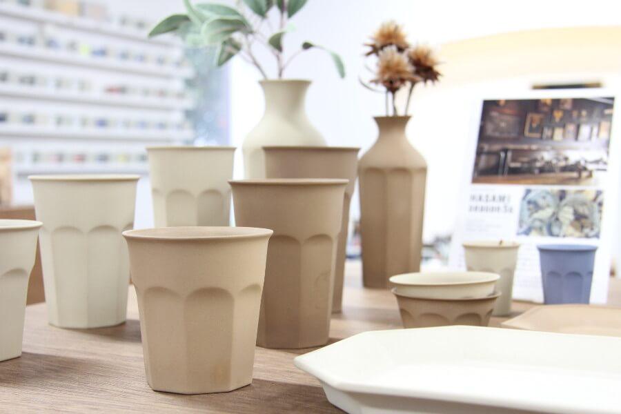 石や紙のようなマットな風合いが特徴の「HASAMI SEASON 05s」。一瞬、紙コップと間違えてしまうほど、薄く成形されています。ついつい手に取ってしまう、個性あふれる作品です