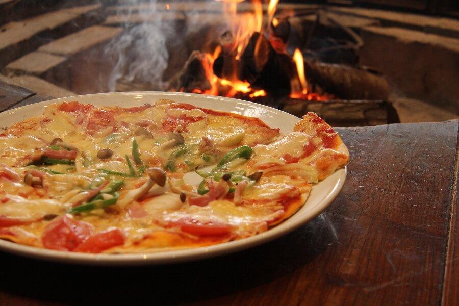 サクッとしたクリスピー生地に地元野菜をたっぷり乗せた、アツアツ手作りピザが完成。自分で作ったピザはおいしさもひとしおです