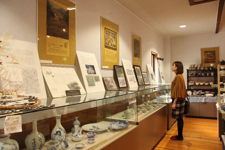 店内には中尾山の歴史に関する資料も展示。貴重な作品を眺めたり、資料を熟読したり。波佐見400年の歴史を学びましょう