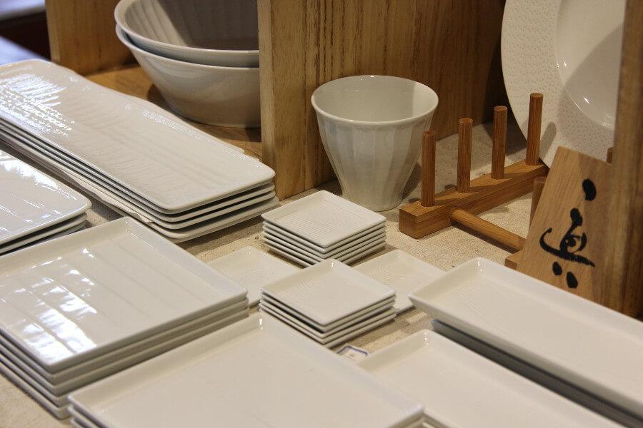 焼き物ファンから根強い人気を誇る「一真窯」の作品。多種のカンナを用いたシンプルな彫りが特徴的です