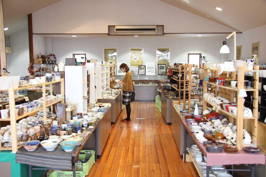 現在も多くの窯元が存在する中尾山の「中尾山交流館」では、約18の窯元の作品を展示・販売しています。