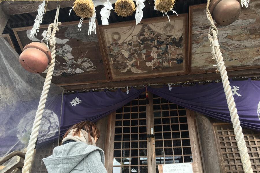 小国郷の氏神さまへお参りを。江戸末期、賽銭を「福銭」として貸し出し、土地の農家や商人の暮らし、商いを金銭的にも支える存在だったそう