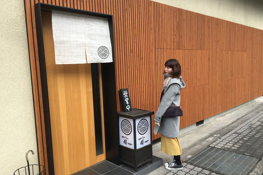 神社から目ぬき通りを進むと「けやき水源地」入口のすぐ近く。外壁に小国杉をあしらった瀟洒なたたずまいの「手打そば 優心」へ