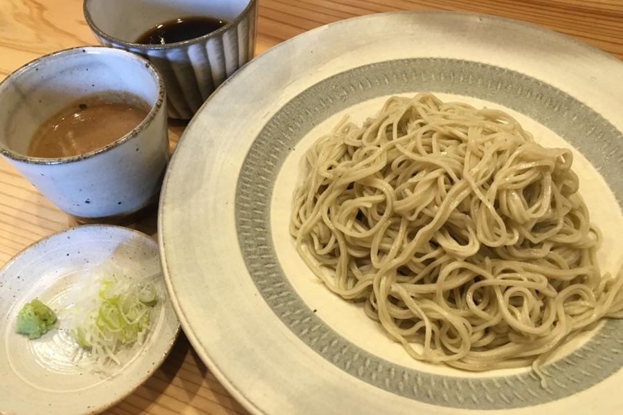 地元小国産蕎麦粉を使った、色つや美しく、喉越しの良い極上の蕎麦（そば））。濃厚で風味豊かなくるみ汁を追加すると、2種のつけ汁で楽しめます
