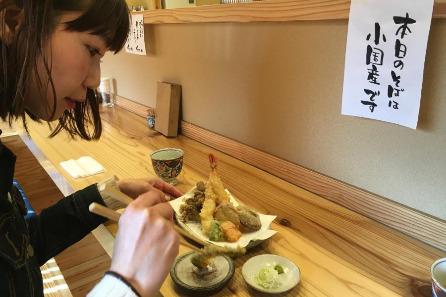 蕎麦粉小国産を使用）だけでなく、地元の旬の食材にこだわった季節の天ぷらは、硫黄の香り仄かなヒマラヤ産岩塩で。小石原焼のお皿も素敵ですね