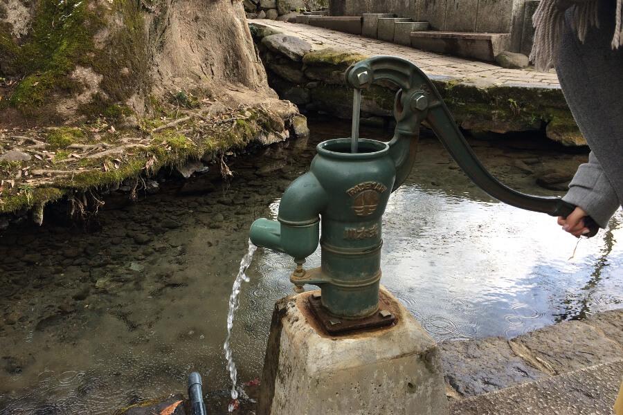レトロな手押しポンプもあります。昔はここで野菜を洗ったり、スイカを冷やしたり、夕涼みをしたり…。町の人たちの井戸端空間だったそう