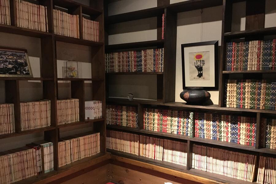 小国町から車で10分ほどの林檎（りんご）の樹へ。蔵を改装した店内はとっても落ち着いた雰囲気。店内随所に来店者がつづったノートが並びます