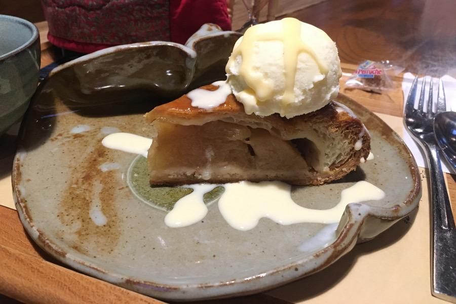 自家栽培のりんごを使ったアップルパイ。提供直前に再度オーブンで仕上げてサクサク。りんごと濃厚バニラの組み合わせが絶妙です