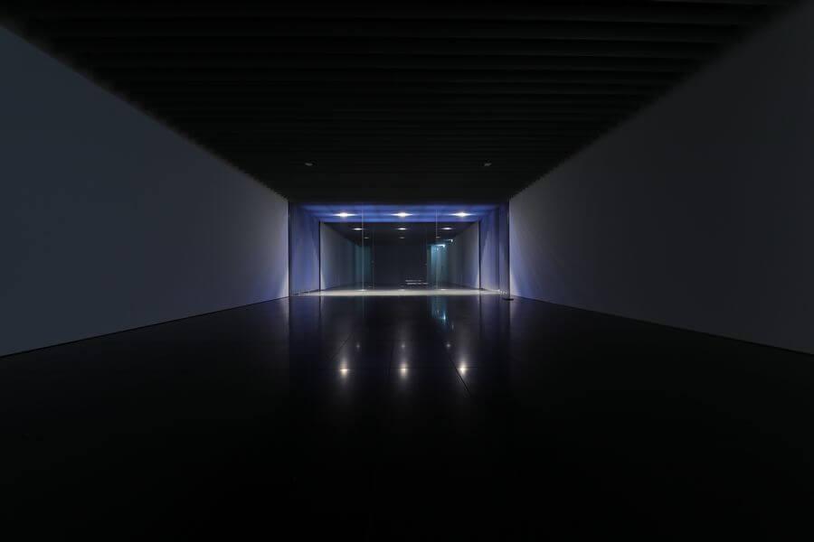 由布院駅から湯の坪街道を散策しながら「COMICO(コミコ) ART MUSEUM YUFUIN」へ。芸術作品はもちろん全体の空間も含めて、ガイドの案内によるツアー形式で巡る美術館。斬新な切り口でアートを楽しむことができます　c NHN JAPAN Corp.