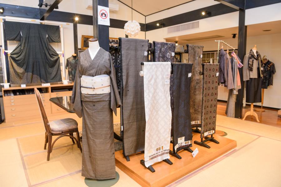 大島紬の着付け体験（有料）も人気です。大島紬を着て、施設内にある庭園を散策したり、記念撮影もいいですね