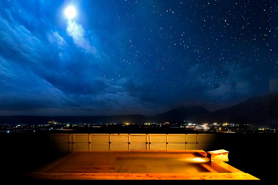 夜の闇に浮かぶ満天の星と月明かりが最高の湯浴みを演出します