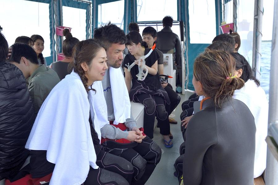 注意事項を話すスタッフ