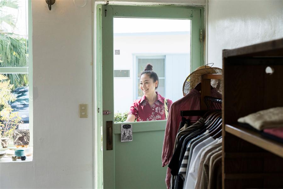 「藤井衣料店」のエメラルドグリーンのドア