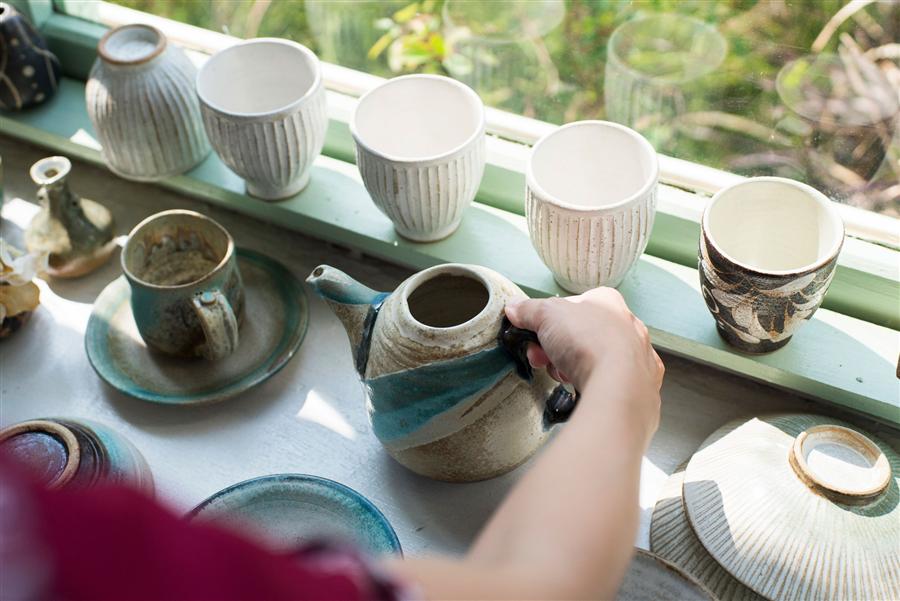 窓辺に並ぶやちむん陶器