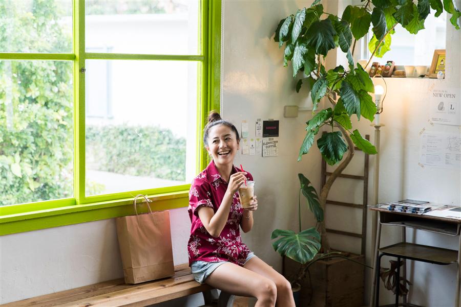 アイスカフェラテを飲んでほっとひと息