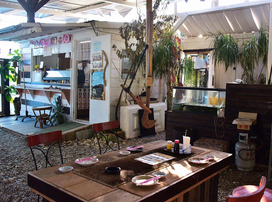 海の家のような広々とした店内