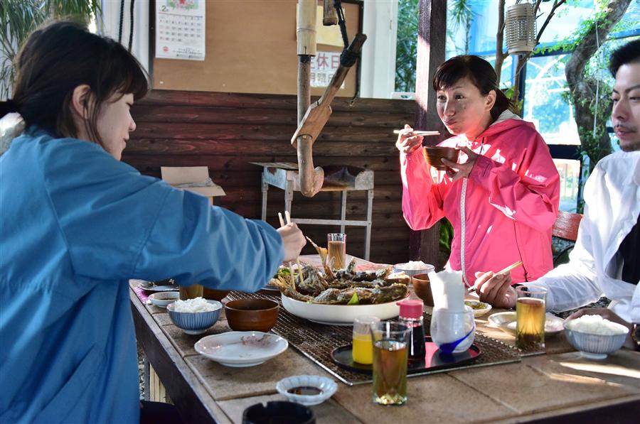 自分たちで釣った魚をその場でいただく