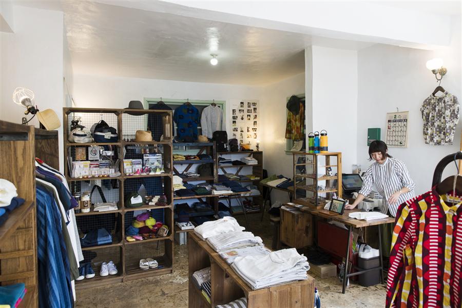 「藤井衣料店」の店内