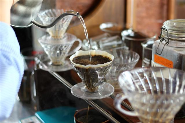 コーヒー入れている風景