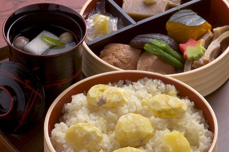 地元の食材を使用した「ちくでん栗おこわ」のセット