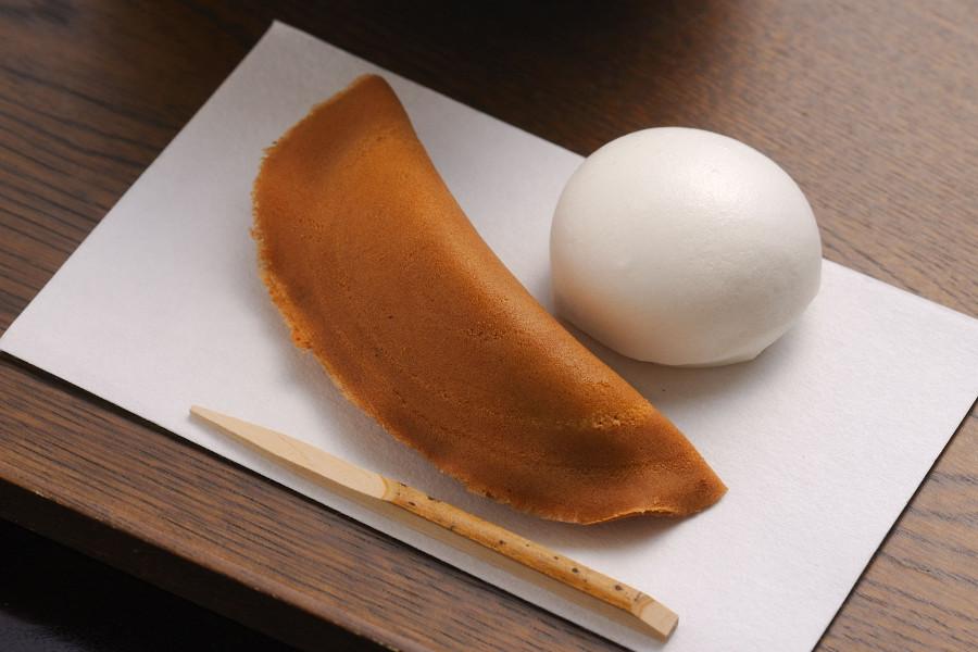 竹田を代表する銘菓、三笠野（左）と荒城の月（右）