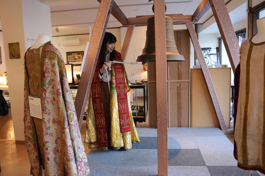 当時の衣装に身を包んで、実際に鐘を鳴らすこともできます