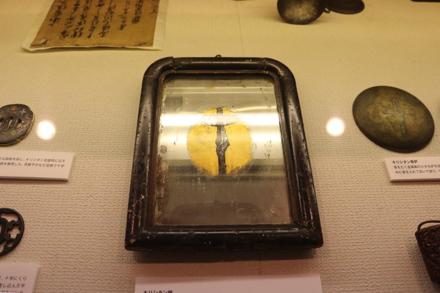 資料館には周辺の古民家を取り壊す際に出てきたものも多数展示。足元に隠すように十字架が入った仏像などもあります
