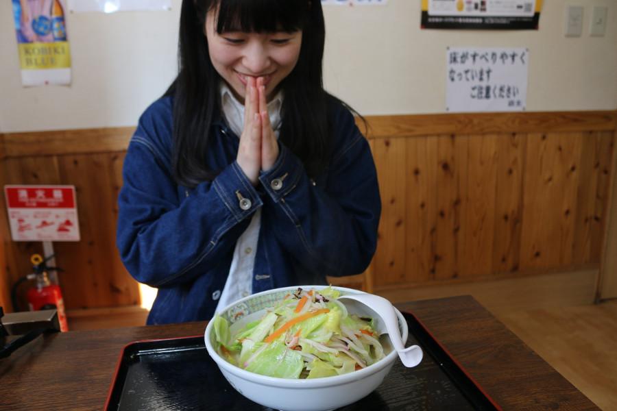 麺が見えないほどに覆われるたくさんの野菜が竹田ちゃんぽんの証です。大きな野菜を食べるためにレンゲも大きめ