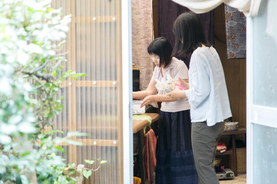 サフラン染め体験ができる場所は個人宅になるため、3日前までに竹田市観光ツーリズム協会（TEL 0974-63-0585）に問い合わせを。当日訪れる前に協会に電話すると体験できる場所を教えてくれます