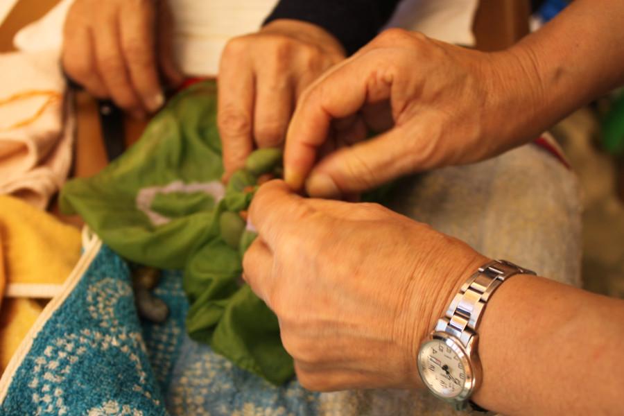 洗濯ばさみや石のほか輪ゴムなどでくくり、模様を作っていきます。どんな模様になるのか楽しみながら作りましょう。所要時間は1時間程度です