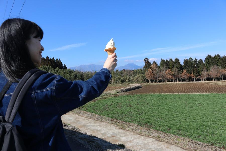 道の駅の目の前の畑に広がるスイートコーン畑！遠くには久住連山も望めます
